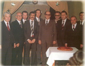 Ο πρόεδρος του πρώτου Δ.Σ. της Αδελφότητας Αγαμέμνων Σωτηρίου ανάμεσα σε άλλα ιδρυτικά μέλη του συλλόγου κατά την κοπή της πίτας (1978).